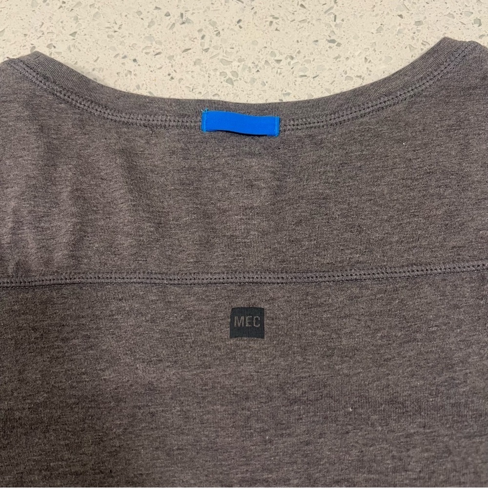 MEC Men's Performance Tank With Front Unique Pocket Gray with Blue Trim Size L - Picture 6 of 6